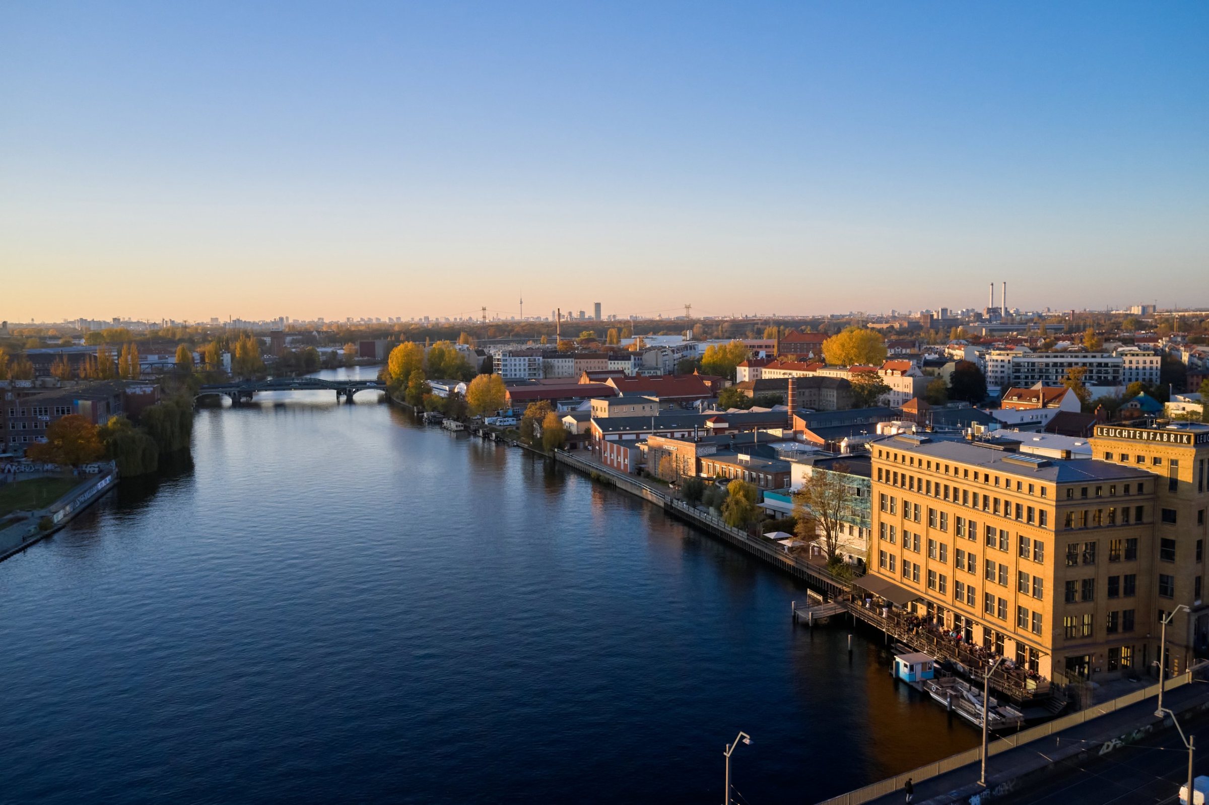 Luftaufnahme der Spree in Schöneweide mit der WHITE Spreelounge im Abendlicht