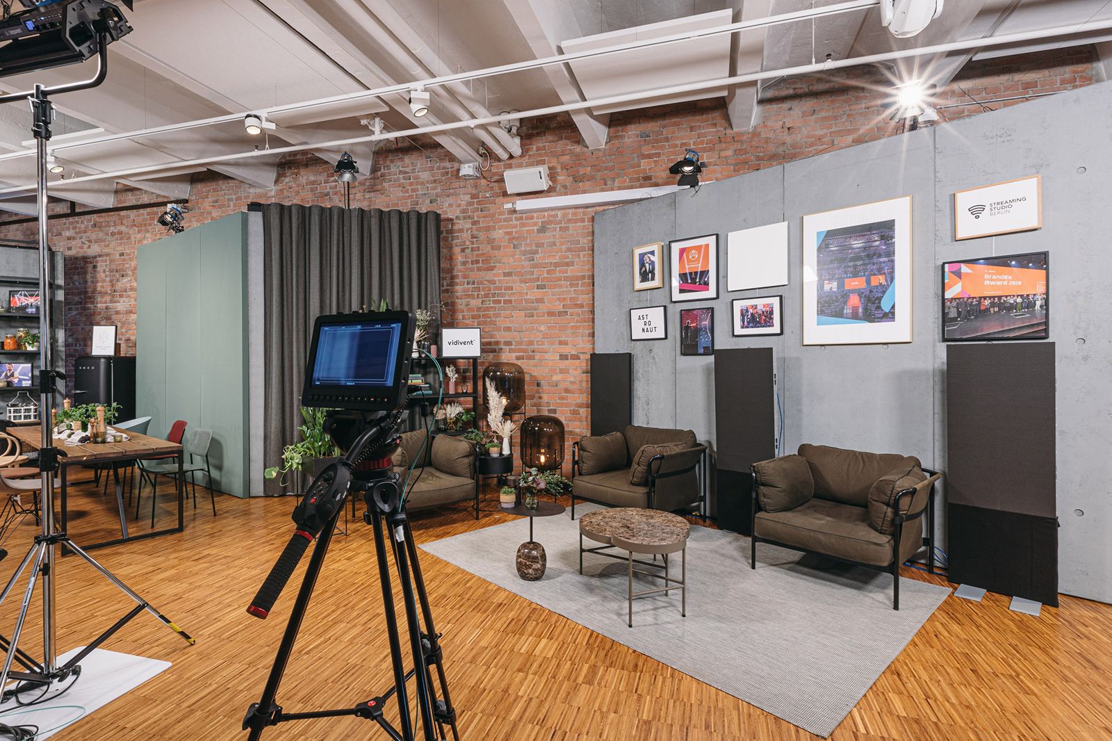 Hybride Veranstaltung mit Kameras und Live-Übertragung im Streaming-Studio
