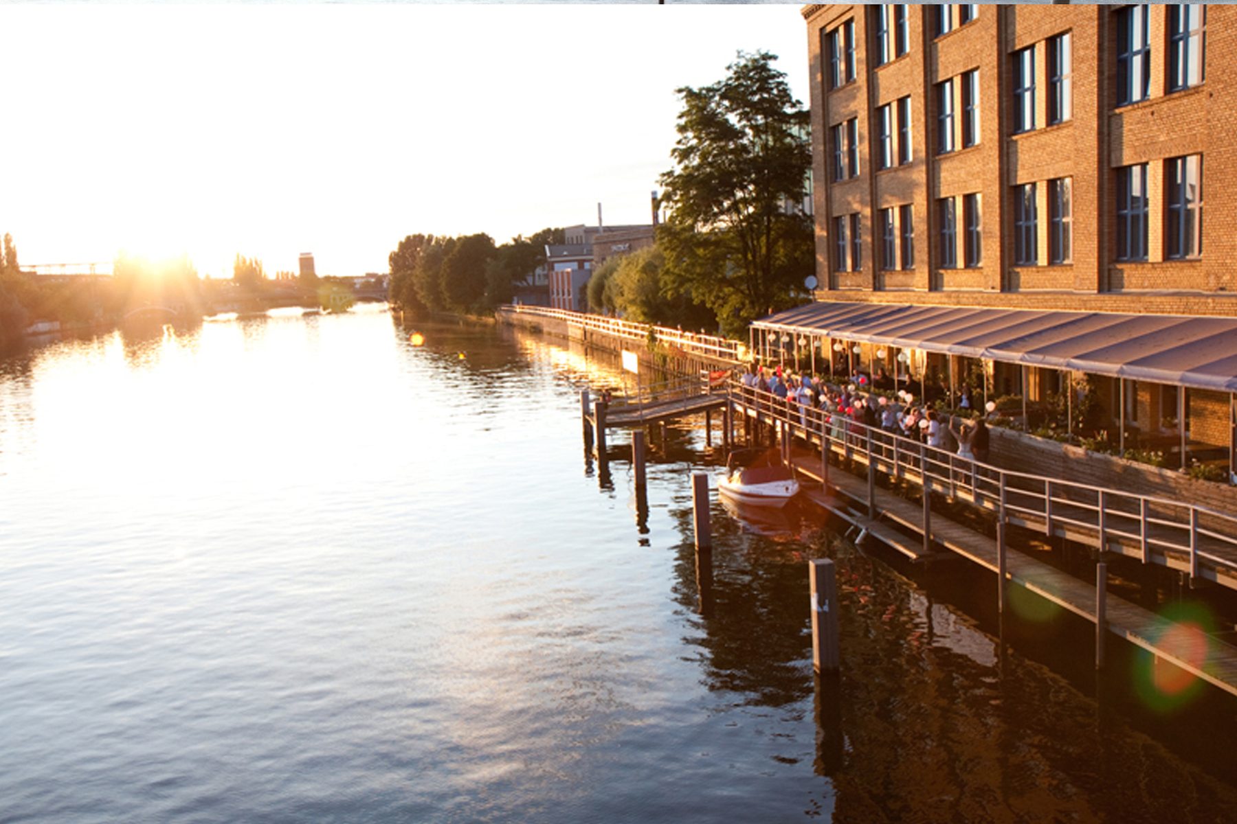 WHITE Spreelounge: Terrasse direkt an der Spree