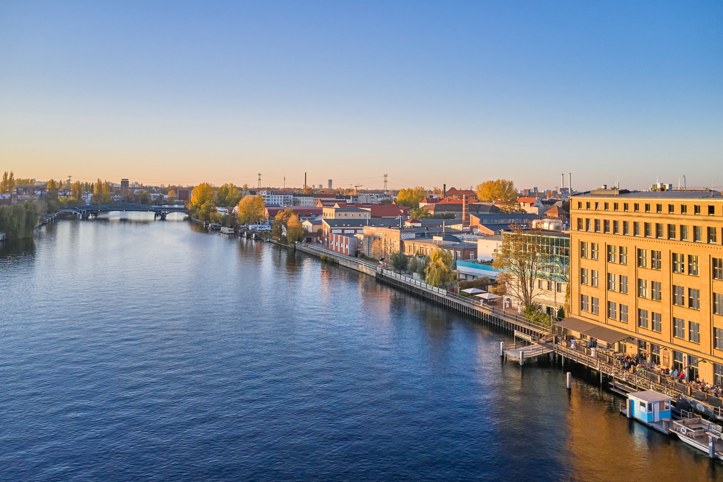 WHITE Spreelounge in Berlin-Schöneweide direkt an der Spree
